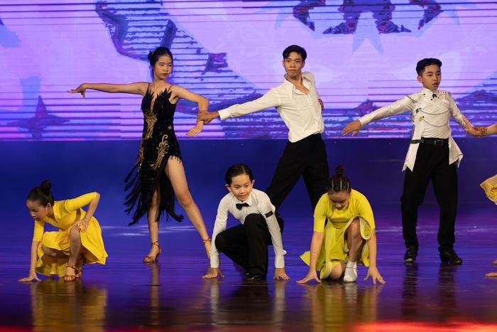 Khánh Thi rạng rỡ bên chồng con hậu phẫu thuật Khánh Thi rạng rỡ bên chồng con hậu phẫu thuật Ảnh 3