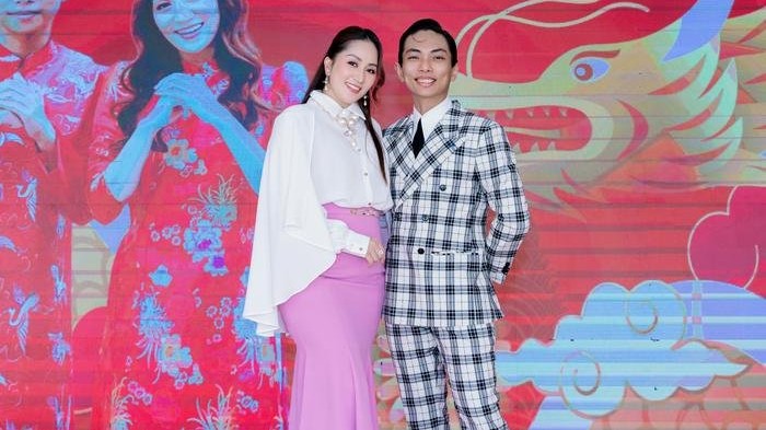 Khánh Thi rạng rỡ bên chồng con hậu phẫu thuật