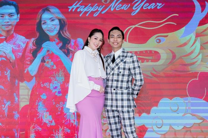 Khánh Thi rạng rỡ bên chồng con hậu phẫu thuật Khánh Thi rạng rỡ bên chồng con hậu phẫu thuật Ảnh 1