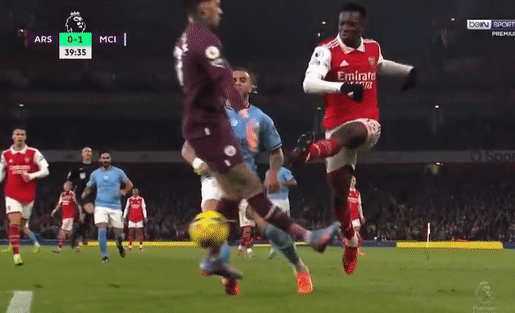 Trọng tài Premier League lại gây tranh cãi Trọng tài Premier League lại gây tranh cãi