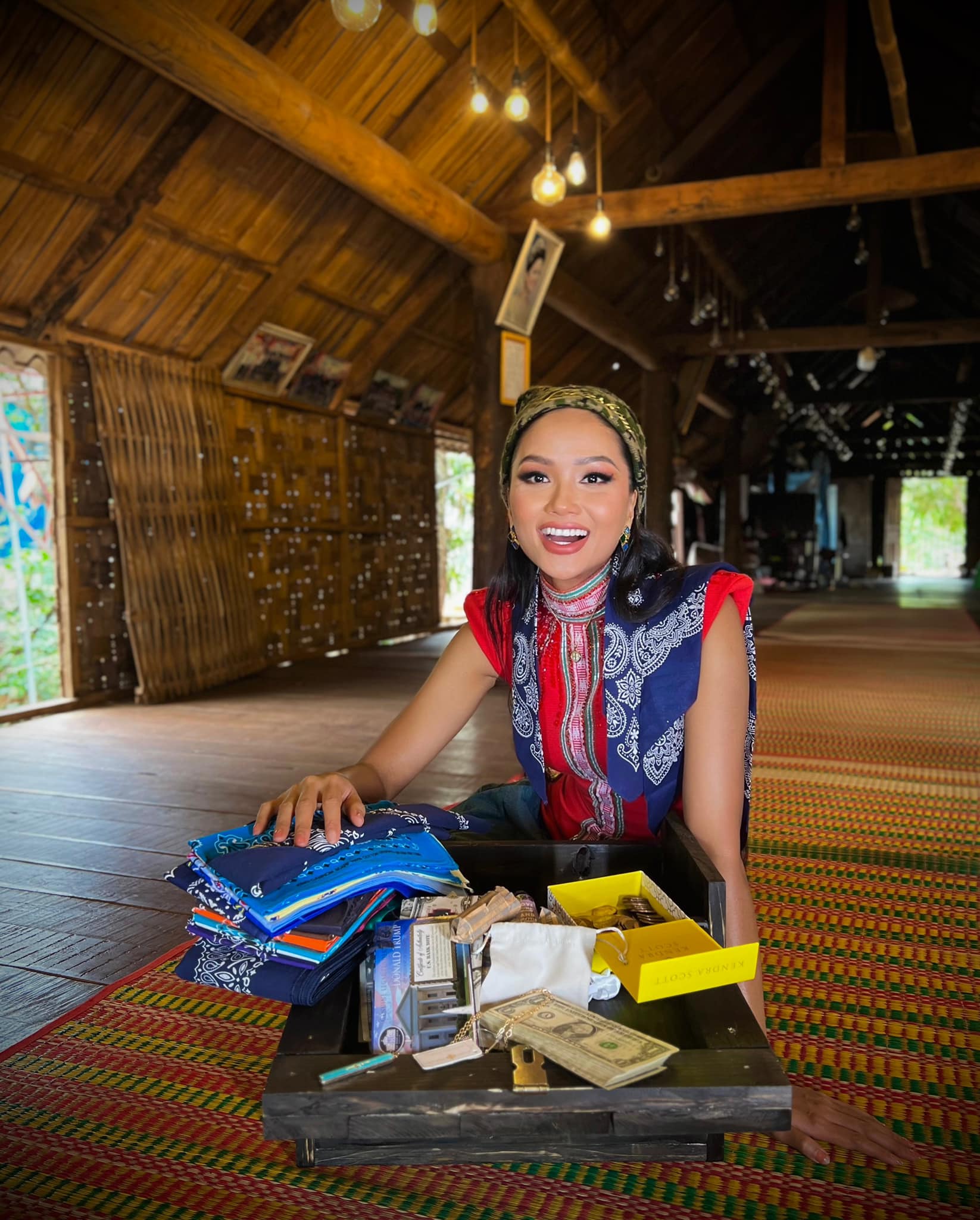 H"Hen Niê bất ngờ khi được khán giả tặng xấp tiền USD