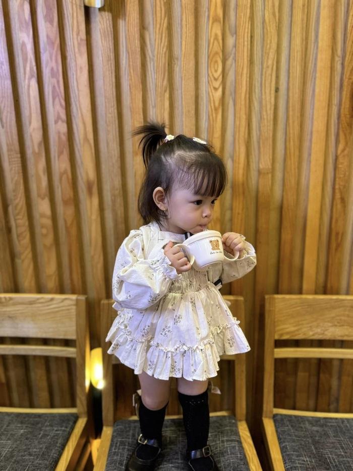 C&oacute; thể l&agrave; h&igrave;nh ảnh về 1 người v&agrave; em b&eacute;