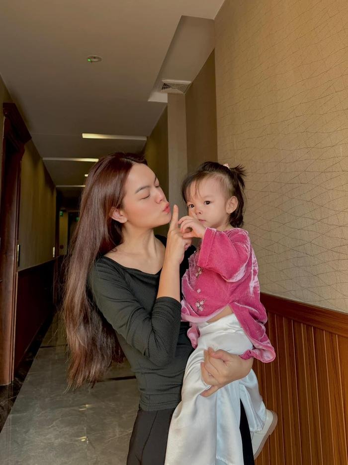 C&oacute; thể l&agrave; h&igrave;nh ảnh về 2 người, em b&eacute; v&agrave; mọi người đang cười