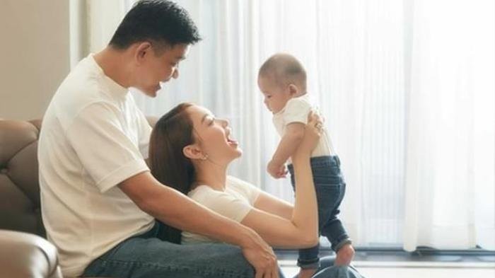 Minh Hằng bật khóc kể về thời gian stress lần đầu làm mẹ