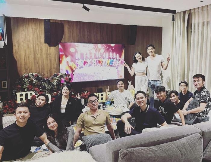 Lệ Quyên có màn "đánh úp" món quà bất ngờ trong ngày sinh nhật Lâm Bảo Châu Lệ Quyên có màn "đánh úp" món quà bất ngờ trong ngày sinh nhật Lâm Bảo Châu