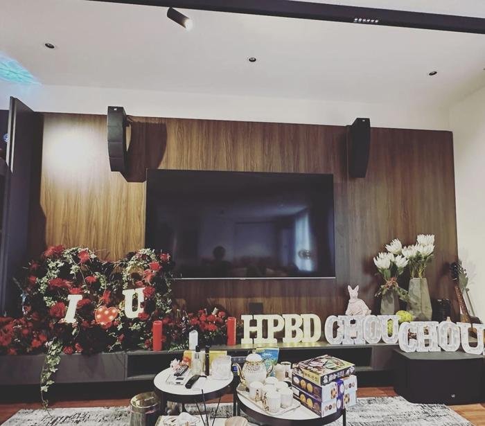 Lệ Quyên có màn "đánh úp" món quà bất ngờ trong ngày sinh nhật Lâm Bảo Châu Lệ Quyên có màn "đánh úp" món quà bất ngờ trong ngày sinh nhật Lâm Bảo Châu