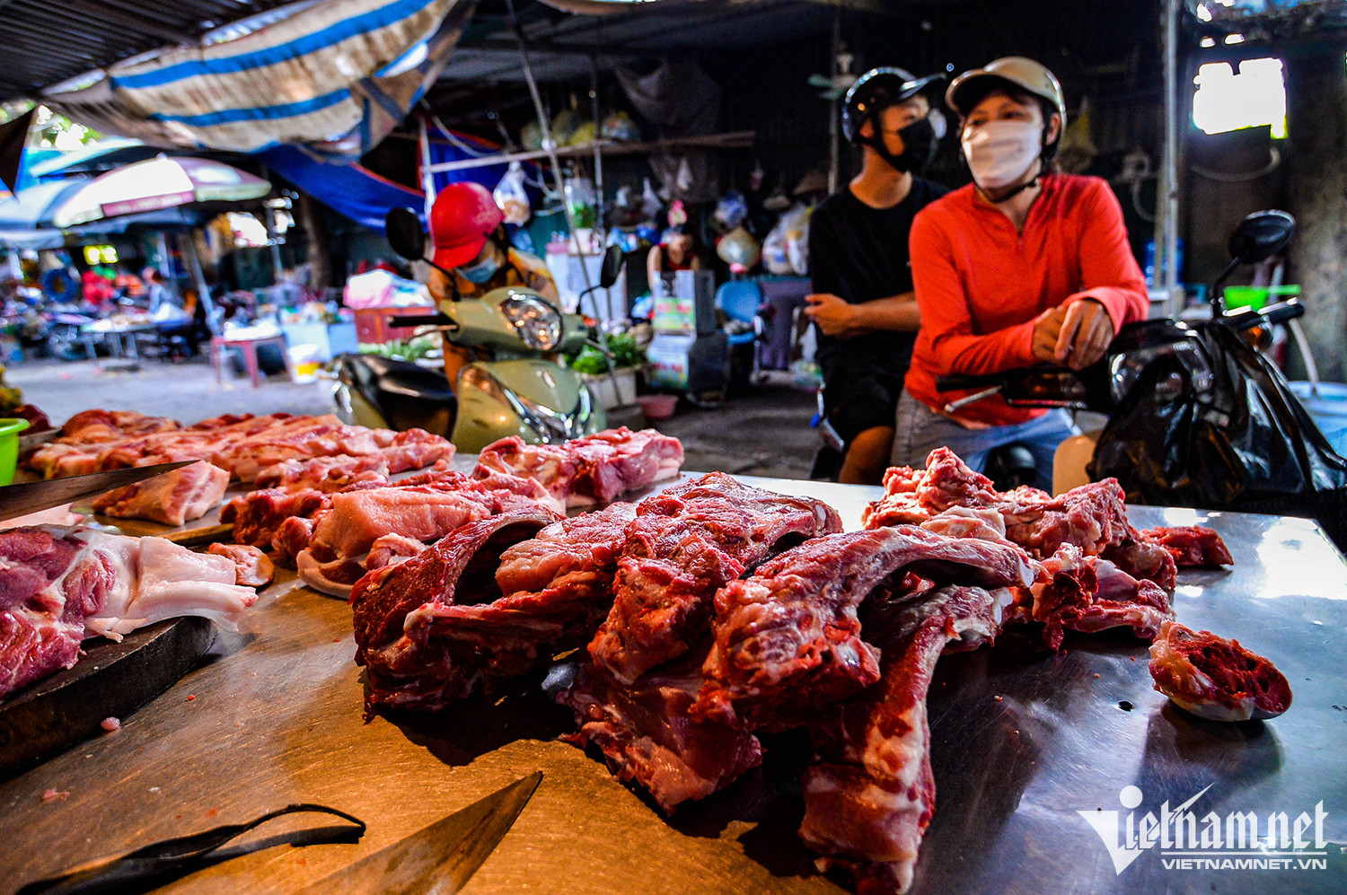 Nguồn cung tăng mạnh, giá thịt lợn, gà lông chìm sâu dưới đáy