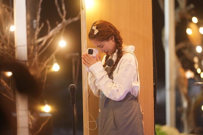 Hòa Minzy bật khóc nức nở, tiết lộ tình trạng báo động về tâm lý lẫn sức khỏe