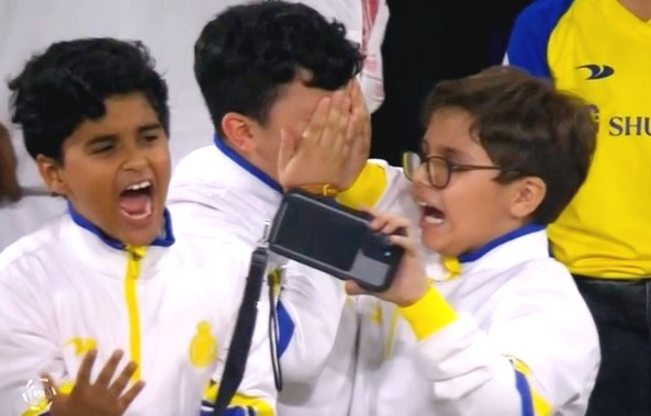 CĐV bật khóc trong ngày Ronaldo lập siêu phẩm CĐV bật khóc trong ngày Ronaldo lập siêu phẩm