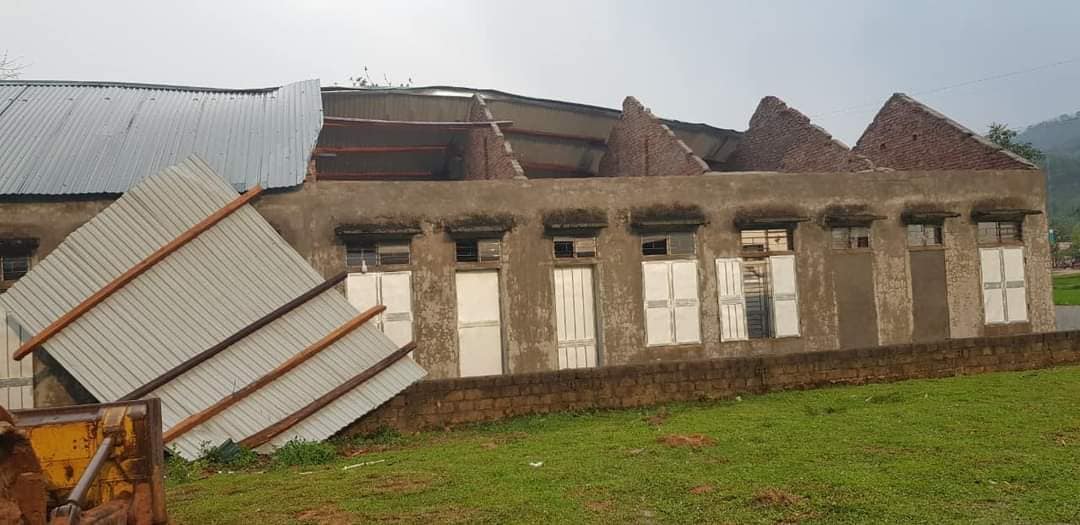 Mưa đá, lốc xoáy “càn quét” huyện miền núi Nghệ An Mưa đá, lốc xoáy “càn quét” huyện miền núi Nghệ An