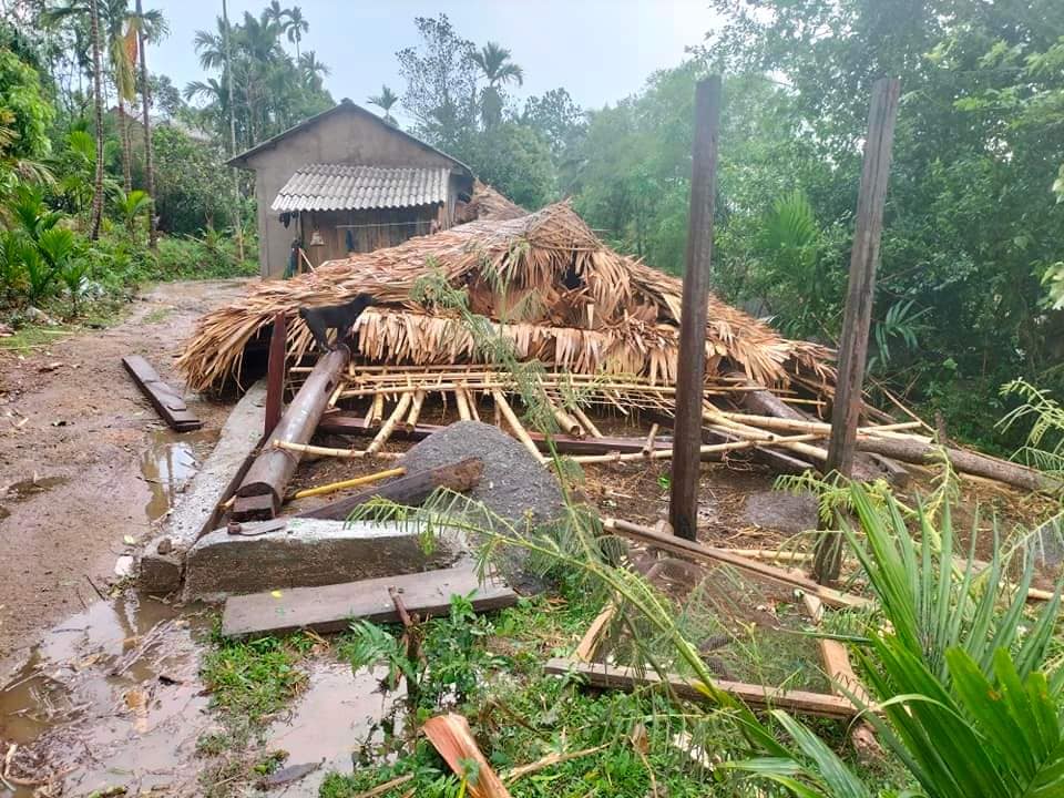 Mưa đá, lốc xoáy “càn quét” huyện miền núi Nghệ An Mưa đá, lốc xoáy “càn quét” huyện miền núi Nghệ An