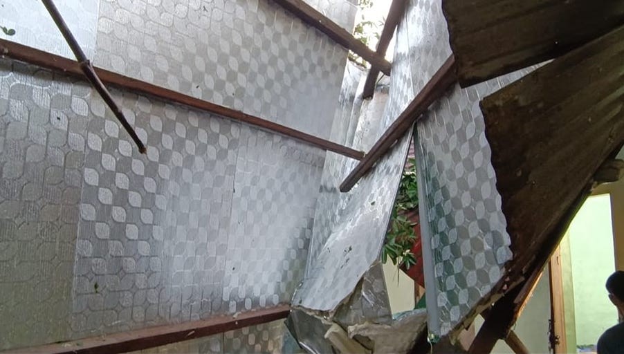 Mưa đá, lốc xoáy “càn quét” huyện miền núi Nghệ An Mưa đá, lốc xoáy “càn quét” huyện miền núi Nghệ An