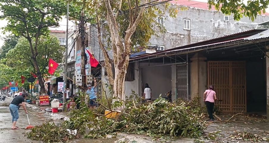 Mưa đá, lốc xoáy “càn quét” huyện miền núi Nghệ An Mưa đá, lốc xoáy “càn quét” huyện miền núi Nghệ An
