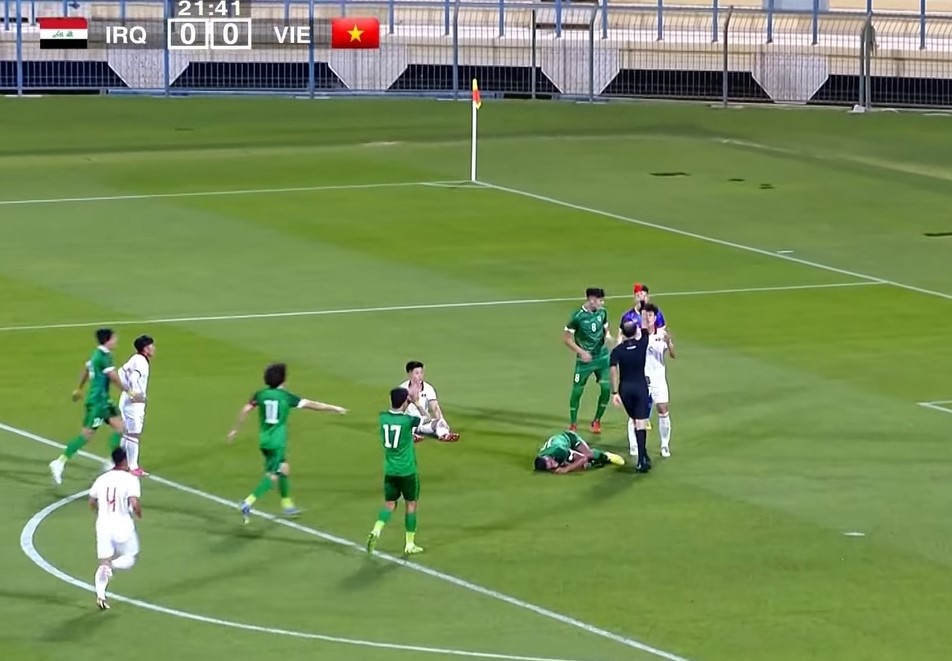 Trọng tài rút nhầm thẻ đỏ cho U23 Việt Nam Trọng tài rút nhầm thẻ đỏ cho U23 Việt Nam