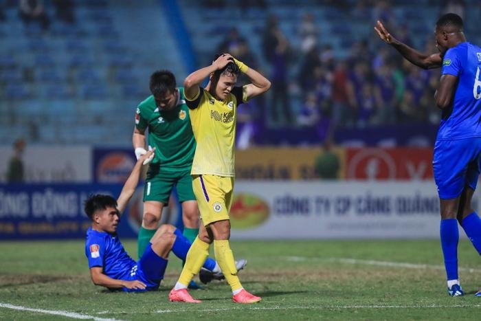 Tiền đạo Tuấn Hải báo tin dữ cho HLV Troussier, nghỉ thi đấu dài hạn