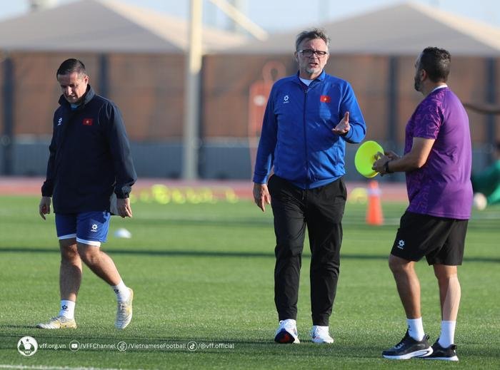 Vì sao HLV Troussier không thể làm mới tuyển Việt Nam so với Asian Cup?