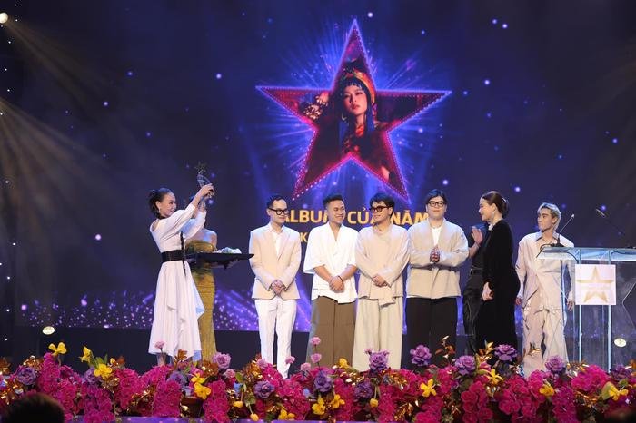 Được "lão đại" trong nghề khen sau thành công của "See tình", Hoàng Thùy Linh có cách trả lời tinh tế Được "lão đại" trong nghề khen sau thành công của "See tình", Hoàng Thùy Linh có cách trả lời tinh tế