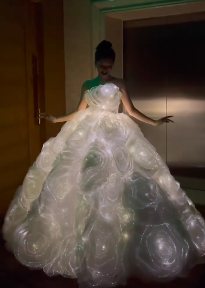 Hoà Minzy diện váy cưới, nói một câu gây xúc động