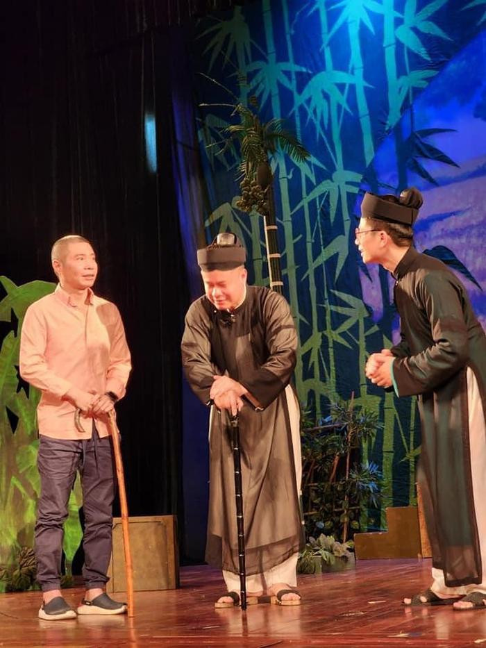 NSND Công Lý bước đi tập tễnh, rưng rưng nước mắt trong lần hiếm hoi đứng trên sân khấu