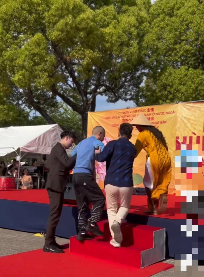 NSND Công Lý bước đi tập tễnh, rưng rưng nước mắt trong lần hiếm hoi đứng trên sân khấu