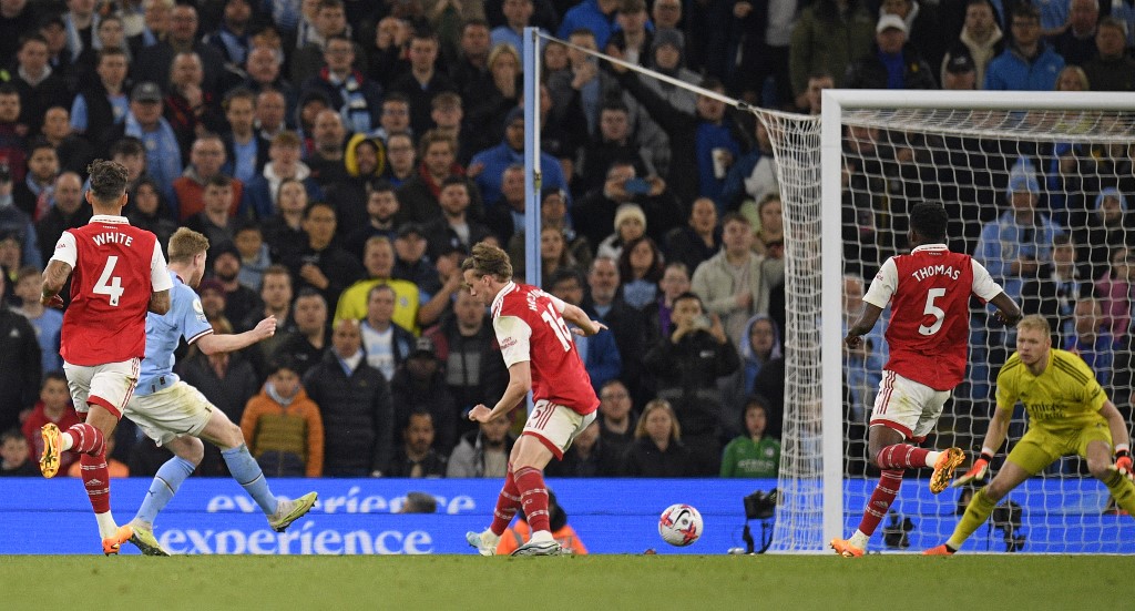 Thảm bại trước Man City, Arsenal sắp mất ngôi đầu bảng Thảm bại trước Man City, Arsenal sắp mất ngôi đầu bảng