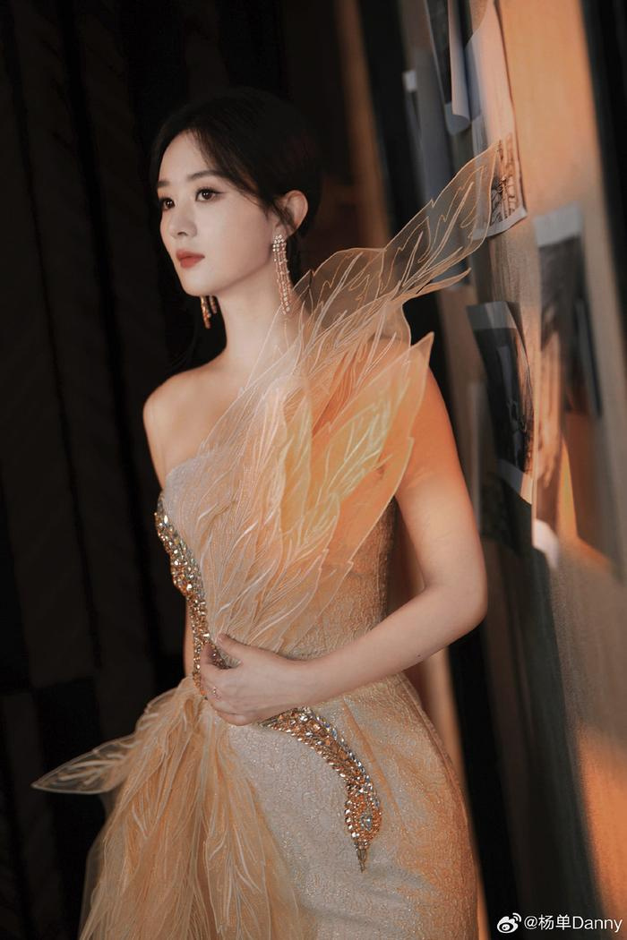 Vừa xác nhận yêu Lâm Canh Tân, Triệu Lệ Dĩnh đã lập kỷ lục mới, hạ gục Dương Mịch và Lưu Diệc Phi