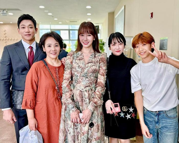 Trấn Thành vắng mặt ở đám cưới Minh Tú, lý do là gì?