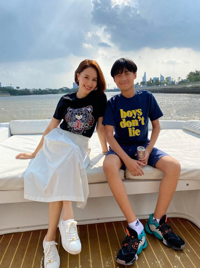 Chồng Hồng Diễm phản ứng ra sao khi vợ bị "dụ" đóng cảnh hôn? Chồng Hồng Diễm phản ứng ra sao khi vợ bị "dụ" đóng cảnh hôn?