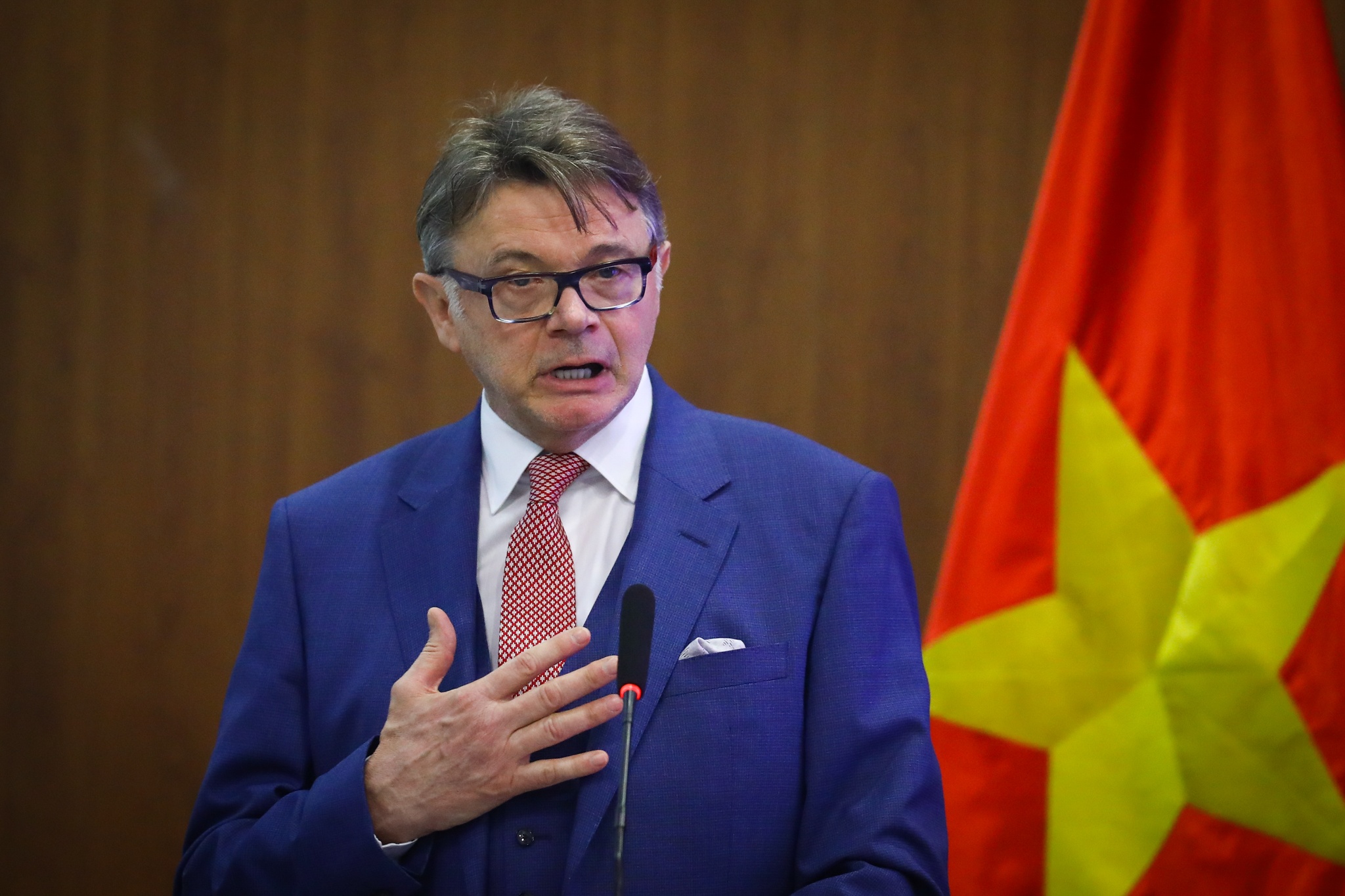 HLV Troussier dưới bóng ông Park Hang-seo