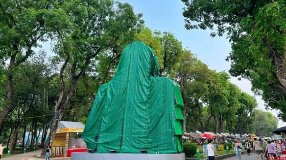 Đơn vị lắp "chui" biểu tượng lạ ở công viên Thống Nhất bị phạt 25 triệu đồng