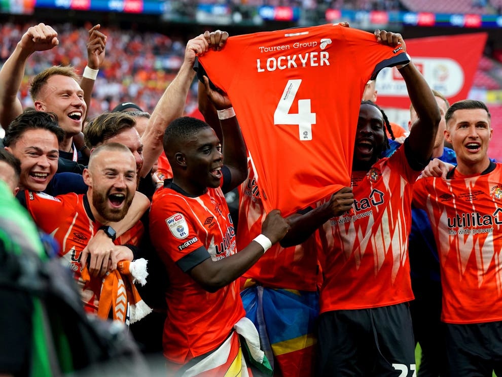 HLV Luton bật khóc trong ngày thăng hạng Premier League HLV Luton bật khóc trong ngày thăng hạng Premier League