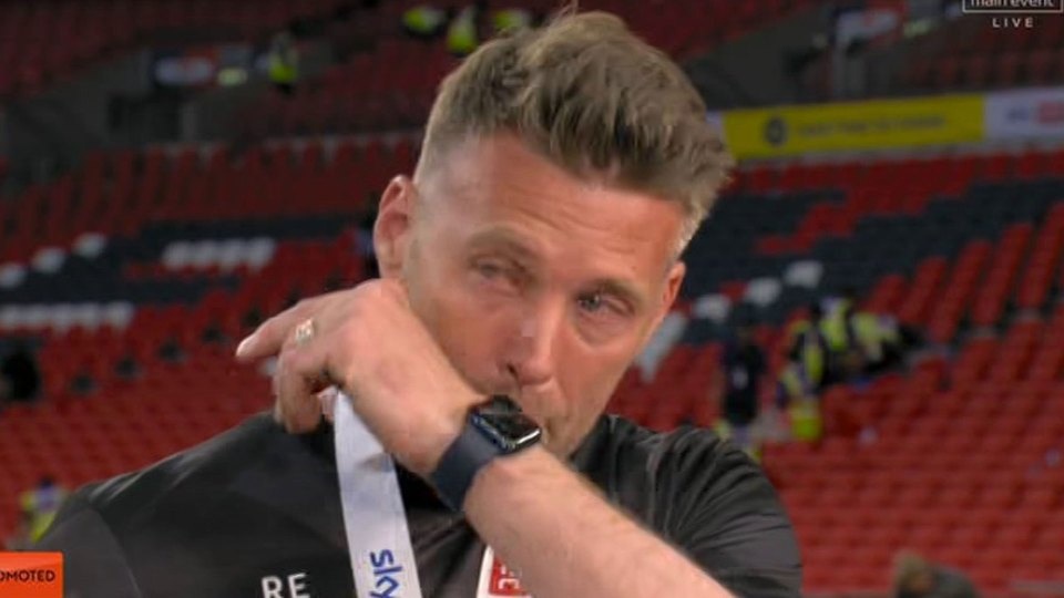 HLV Luton bật khóc trong ngày thăng hạng Premier League HLV Luton bật khóc trong ngày thăng hạng Premier League