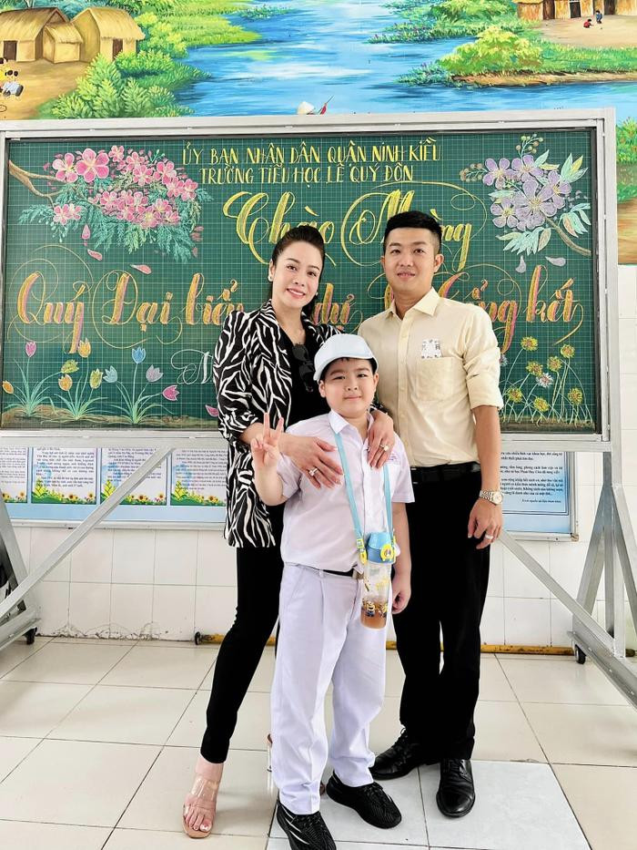 Nhật Kim Anh khoe ảnh hạnh phúc bên chồng cũ và con trai, netizen tích cực "đẩy thuyền" chuyện tái hợp Nhật Kim Anh khoe ảnh hạnh phúc bên chồng cũ và con trai, netizen tích cực "đẩy thuyền" chuyện tái hợp