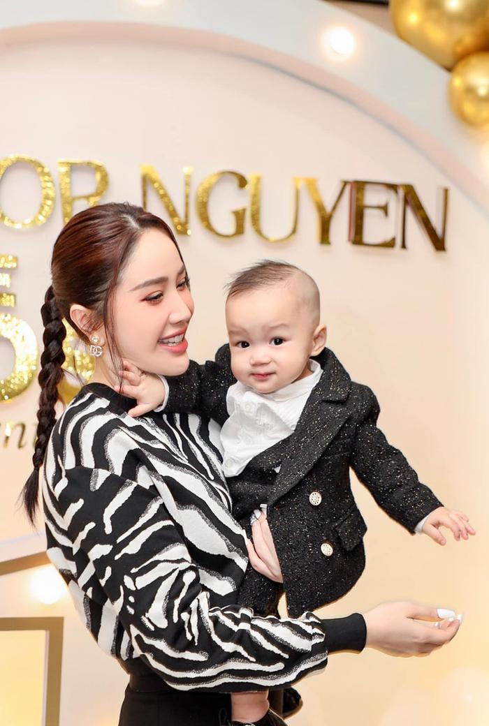 Bảo Thy khoe ảnh selfie đầu tiên của quý tử nhưng cái kết "lạ lắm" Bảo Thy khoe ảnh selfie đầu tiên của quý tử nhưng cái kết "lạ lắm"