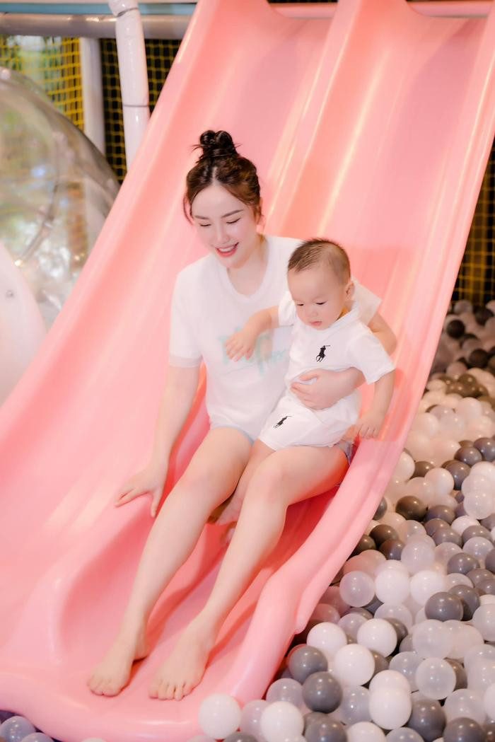 Bảo Thy khoe ảnh selfie đầu tiên của quý tử nhưng cái kết "lạ lắm" Bảo Thy khoe ảnh selfie đầu tiên của quý tử nhưng cái kết "lạ lắm"