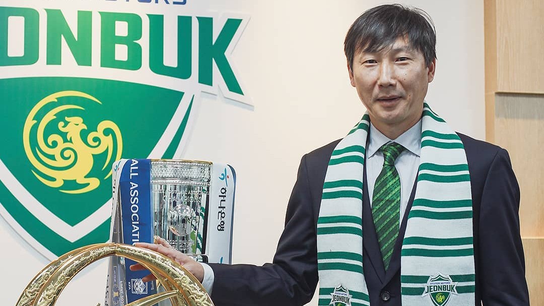 Cộng đồng mạng "chia đôi chiến tuyến" vì HLV Kim Sang Sik
