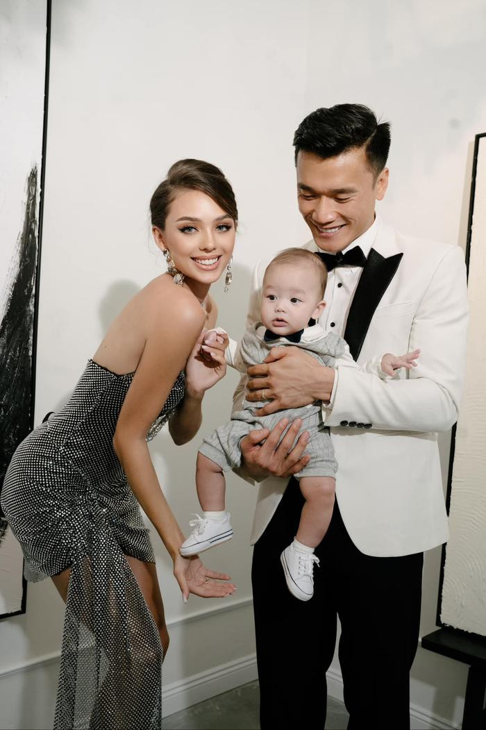 Sắc vóc vợ Tây Bùi Tiến Dũng sau sinh khiến dân tình mê mẩn, quý tử được ví như sao y bản chính của bố Sắc vóc vợ Tây Bùi Tiến Dũng sau sinh khiến dân tình mê mẩn, quý tử được ví như sao y bản chính của bố