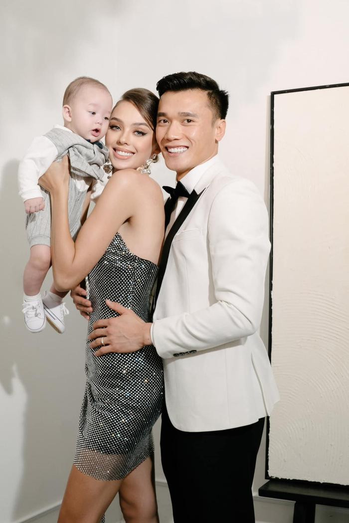 Sắc vóc vợ Tây Bùi Tiến Dũng sau sinh khiến dân tình mê mẩn, quý tử được ví như sao y bản chính của bố Sắc vóc vợ Tây Bùi Tiến Dũng sau sinh khiến dân tình mê mẩn, quý tử được ví như sao y bản chính của bố