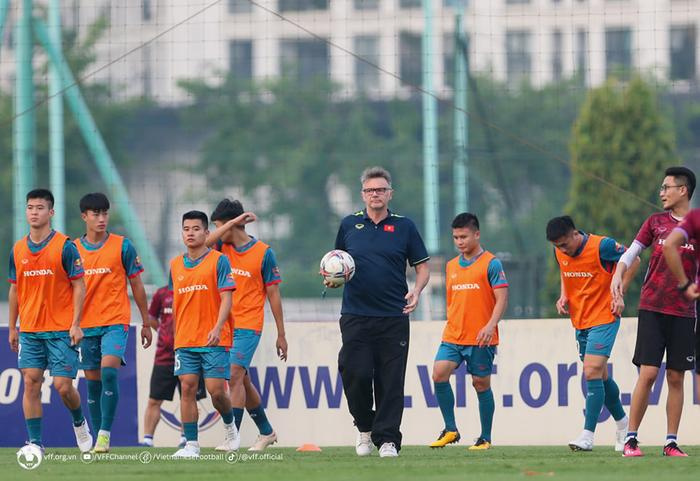 HLV Troussier giữ Công Phượng và Quang Hải, đưa 4 cầu thủ U22 lên tuyển Việt Nam HLV Troussier giữ Công Phượng và Quang Hải, đưa 4 cầu thủ U22 lên tuyển Việt Nam Ảnh 1