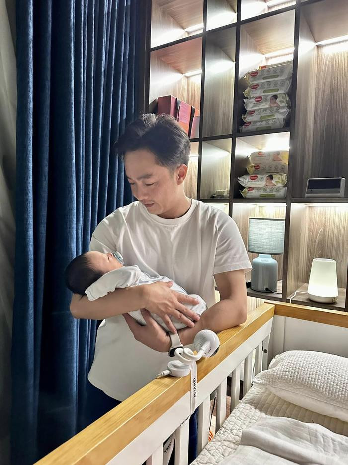 Cường Đ&ocirc; La h&acirc;m n&oacute;ng t&igrave;nh cảm với vợ, nhan sắc sau sinh của Đ&agrave;m Thu Trang g&acirc;y ch&uacute; &yacute; Ảnh 1