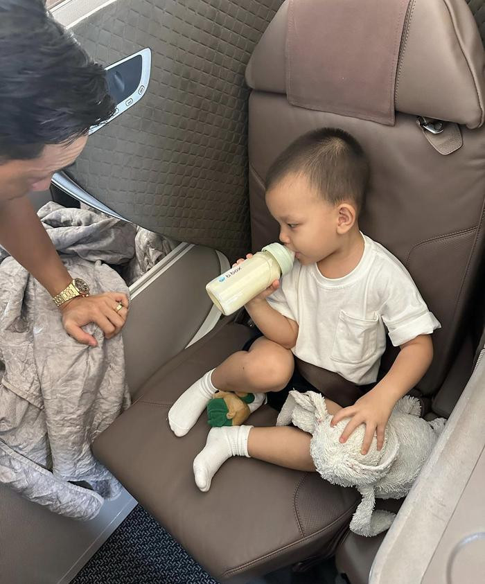 Hồ Ngọc Hà khoe ảnh 2 nhóc tỳ, tiết lộ Lisa "ăn điểm" hơn Leon ở khoản này