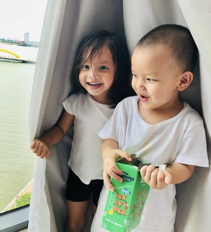 Hồ Ngọc Hà khoe ảnh 2 nhóc tỳ, tiết lộ Lisa "ăn điểm" hơn Leon ở khoản này