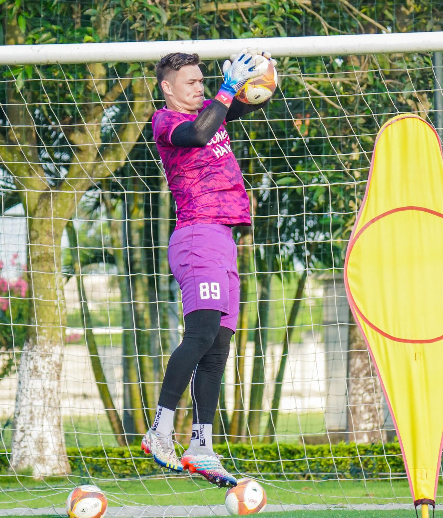 Thủ môn Bùi Tiến Dũng gặp khó trước sao Việt kiều Filip Nguyễn Thủ môn Bùi Tiến Dũng gặp khó trước sao Việt kiều Filip Nguyễn