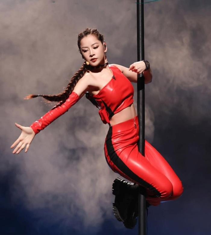 Chi Pu đập lưng xuống sàn, gặp chấn thương trong lúc múa cột Chi Pu đập lưng xuống sàn, gặp chấn thương trong lúc múa cột