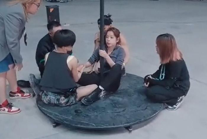 Chi Pu đập lưng xuống sàn, gặp chấn thương trong lúc múa cột Chi Pu đập lưng xuống sàn, gặp chấn thương trong lúc múa cột