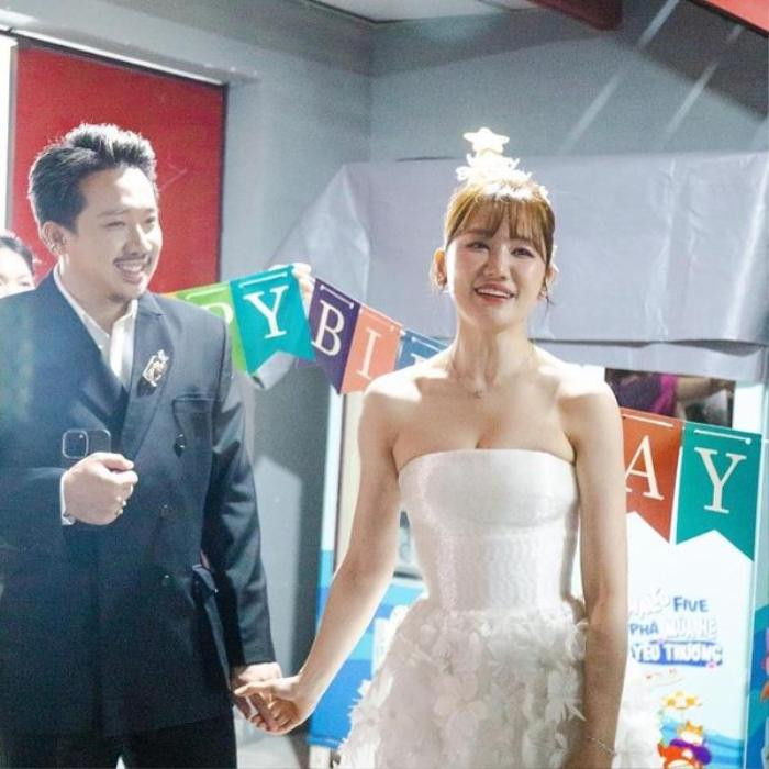 Nhận quà đắt tiền từ sao nam Vbiz, Hari Won bất ngờ thốt lên một điều Nhận quà đắt tiền từ sao nam Vbiz, Hari Won bất ngờ thốt lên một điều