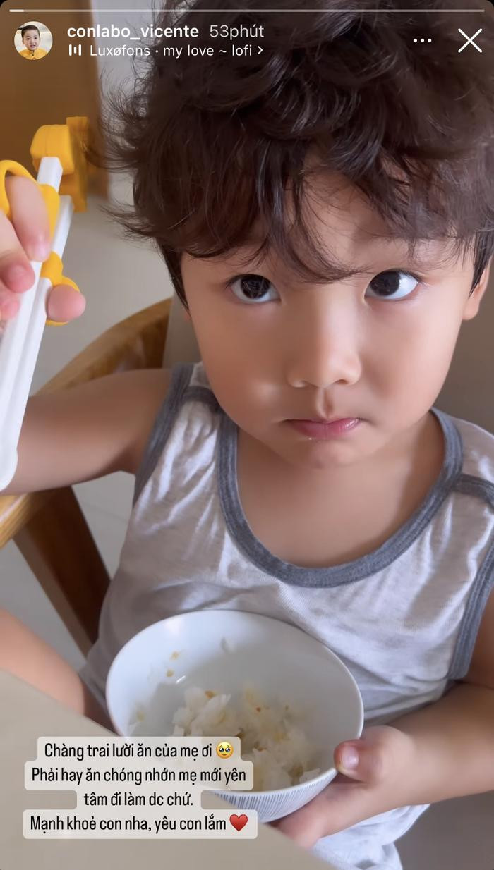 Tất bật với công việc, Hoà Minzy không giấu khỏi sự lo lắng cho con trai