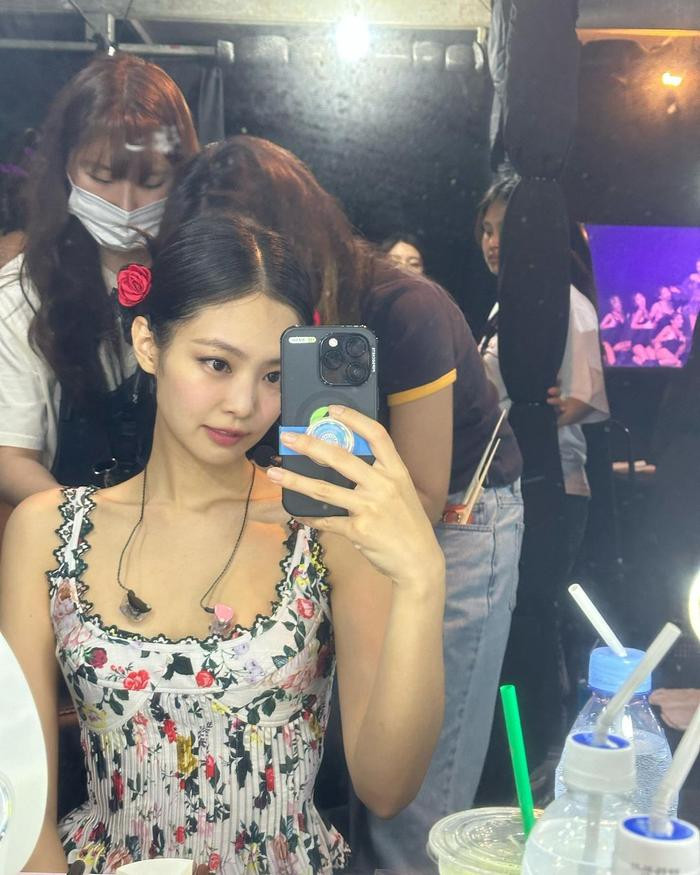 Jennie thừa nhận từng bị kiệt sức, nói về thời gian bị netizen "ném đá"