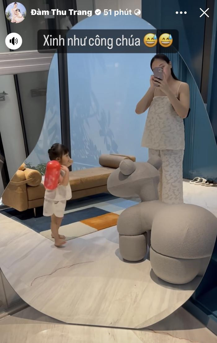 Đàm Thu Trang "tan chảy" với màn nịnh mẹ ngọt hơn mật của Suchin Đàm Thu Trang "tan chảy" với màn nịnh mẹ ngọt hơn mật của Suchin