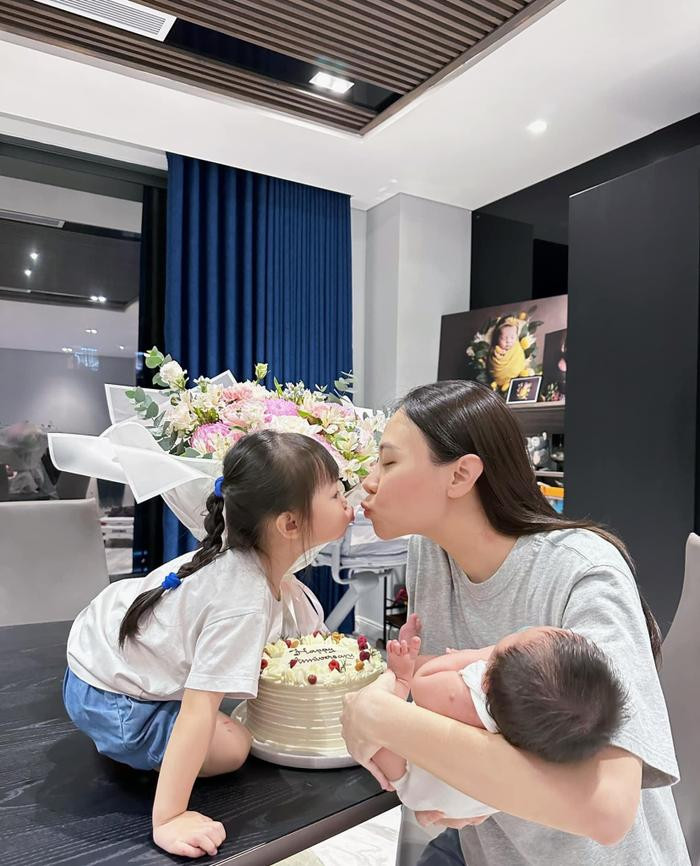 Đàm Thu Trang "tan chảy" với màn nịnh mẹ ngọt hơn mật của Suchin Đàm Thu Trang "tan chảy" với màn nịnh mẹ ngọt hơn mật của Suchin